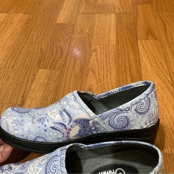 6.5 OHMM clogs. Great for nurses or someone who works in a kitchen or restaurant - Picture 7 of 10